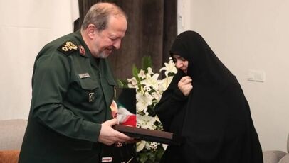 دیدار سرپرست وزارت دفاع با خانواده شهدای والامقام این وزارتخانه در آستانه روز صنعت دفاعی