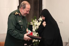 دیدار سرپرست وزارت دفاع با خانواده شهدای والامقام این وزارتخانه در آستانه روز صنعت دفاعی
