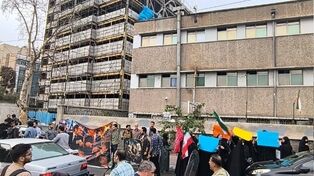 اعتراض مقابل سفارت فرانسه در تهران؛ مطالبه معترضان چه بود؟