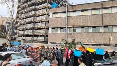 اعتراض مقابل سفارت فرانسه در تهران؛ مطالبه معترضان چه بود؟