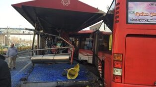 تصادف اتوبوس BRT با عابر پیاده در خیابان ولیعصر؛ حرکت اتوبوس‌ها متوقف شد