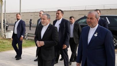 عراقچی در بدو ورود به بغداد به شهید سلیمانی و ابومهدی المهندس ادای احترام کرد