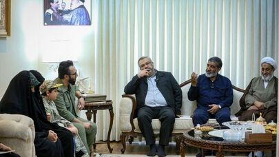 دیدار حاج حسین یکتا با خانواده شهید تنگسیری