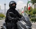 گواهینامه موتورسیکلت زنان پس از ۷ ماه هنوز روی کاغذ؛ مشکل از کجاست؟