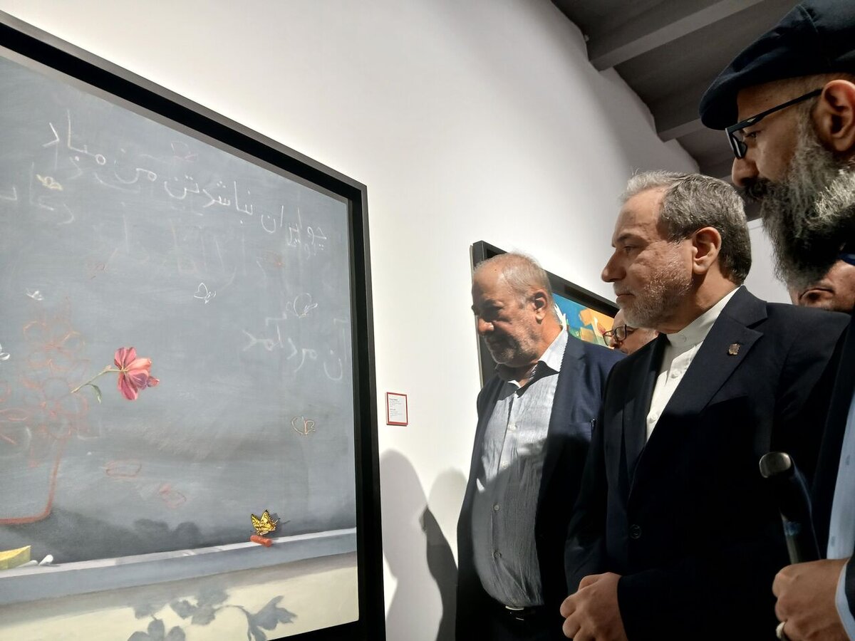 نمایشگاه «مدرسه میناب»؛ پاسخ هنری عراقچی به ادعای حقوق بشر غرب