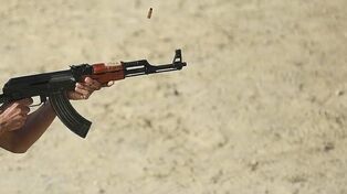 حادثه امنیتی در نصرت‌آباد زاهدان؛ خودروی پلیس زیر آتش افراد مسلح